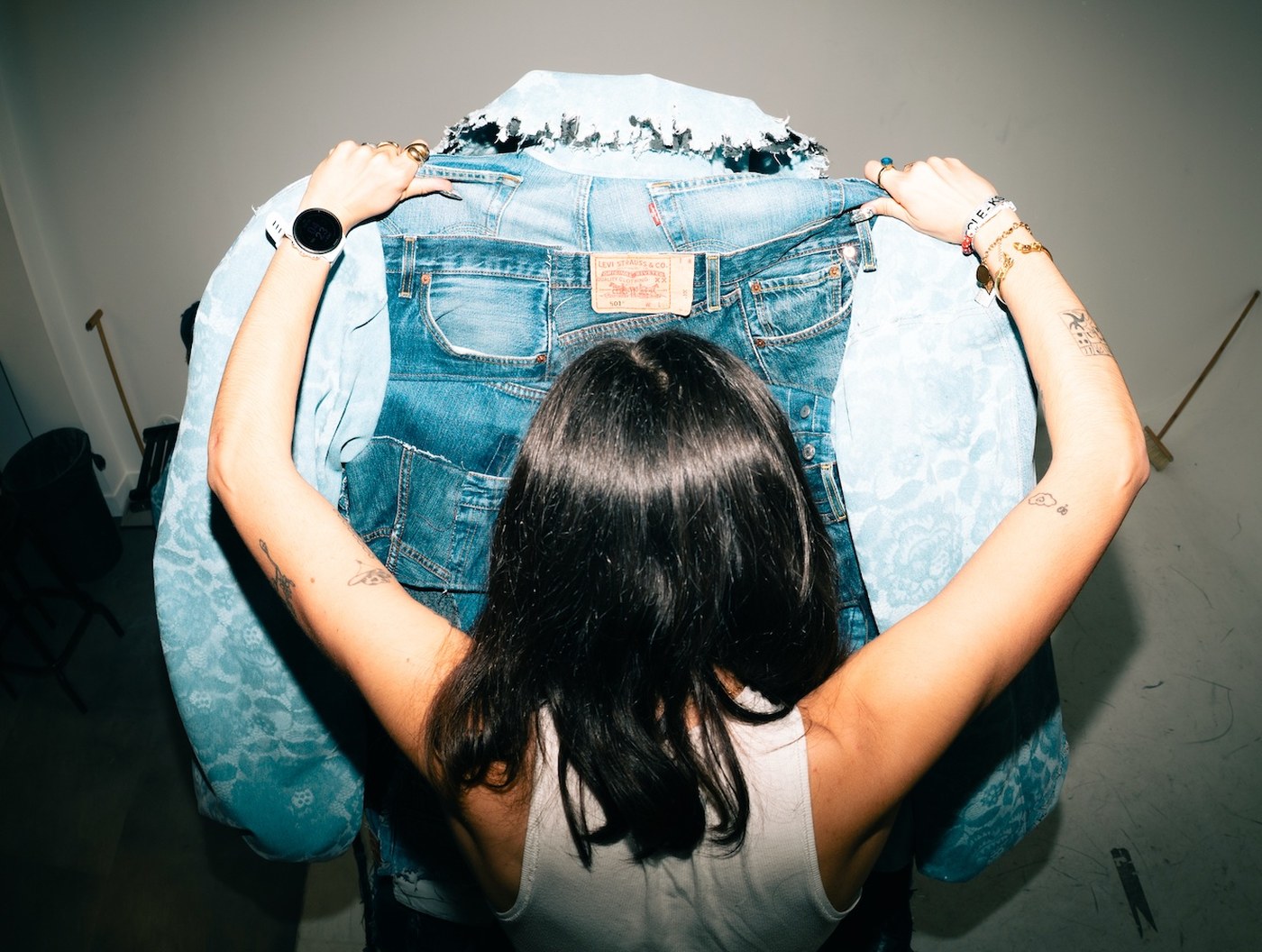 Veste denim tenue à bout de bras, vue de dos
