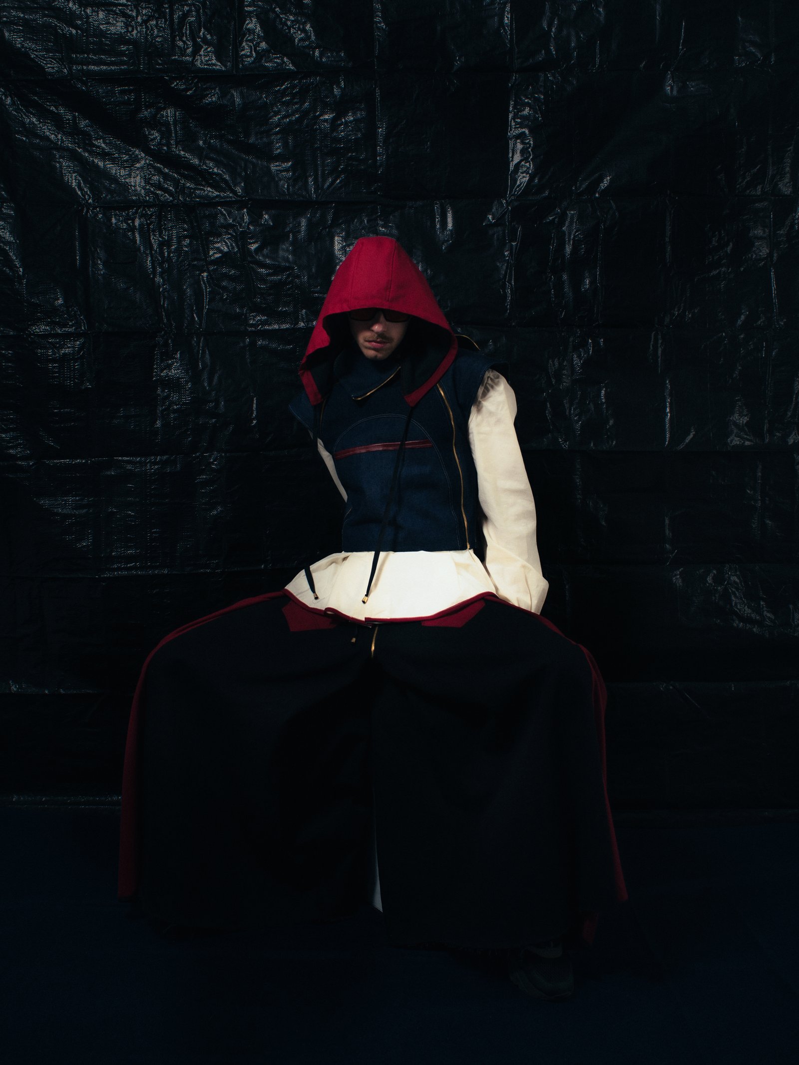 Silhouette capuche rouge