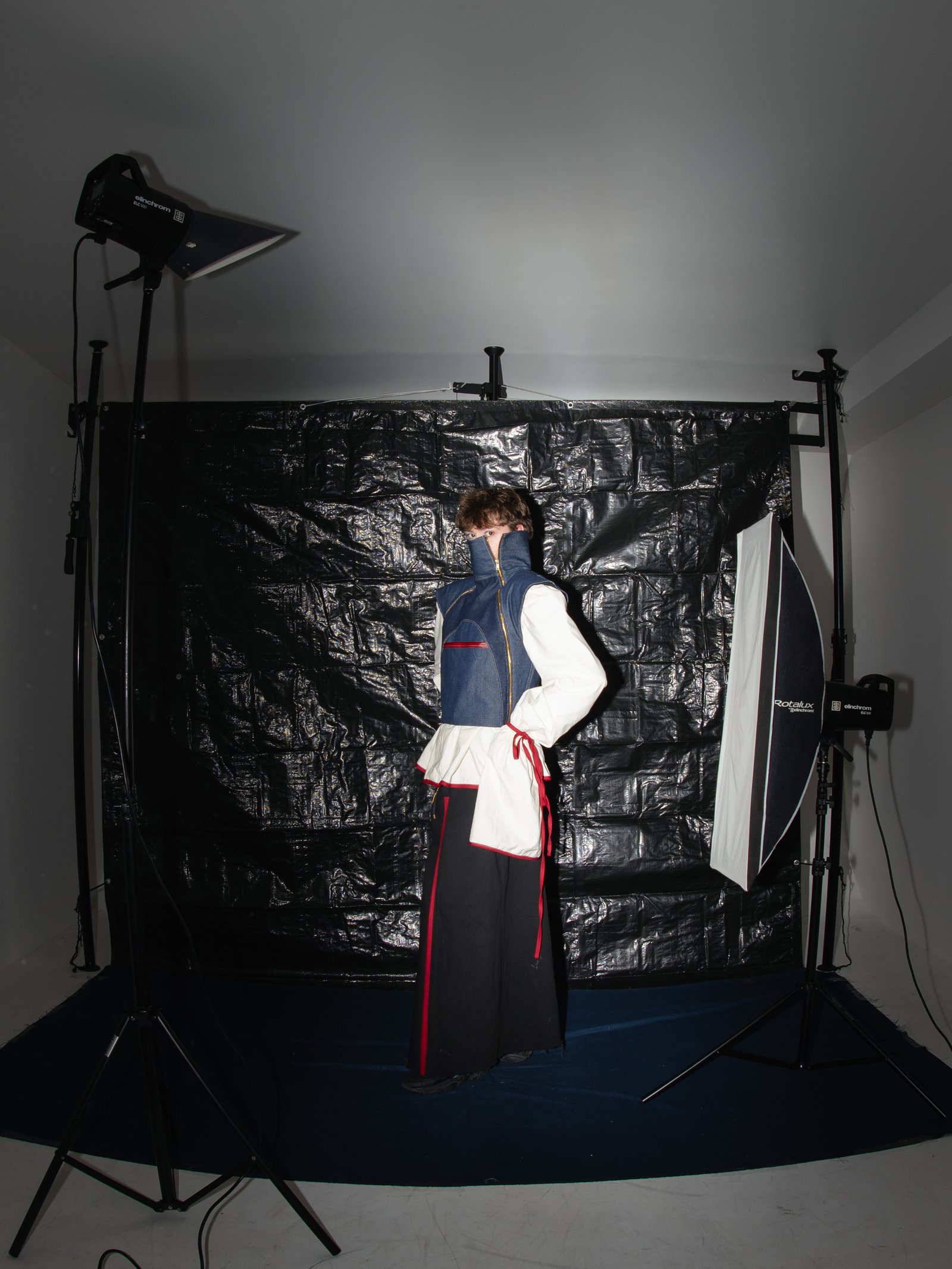 Silhouette capuche rouge — studio