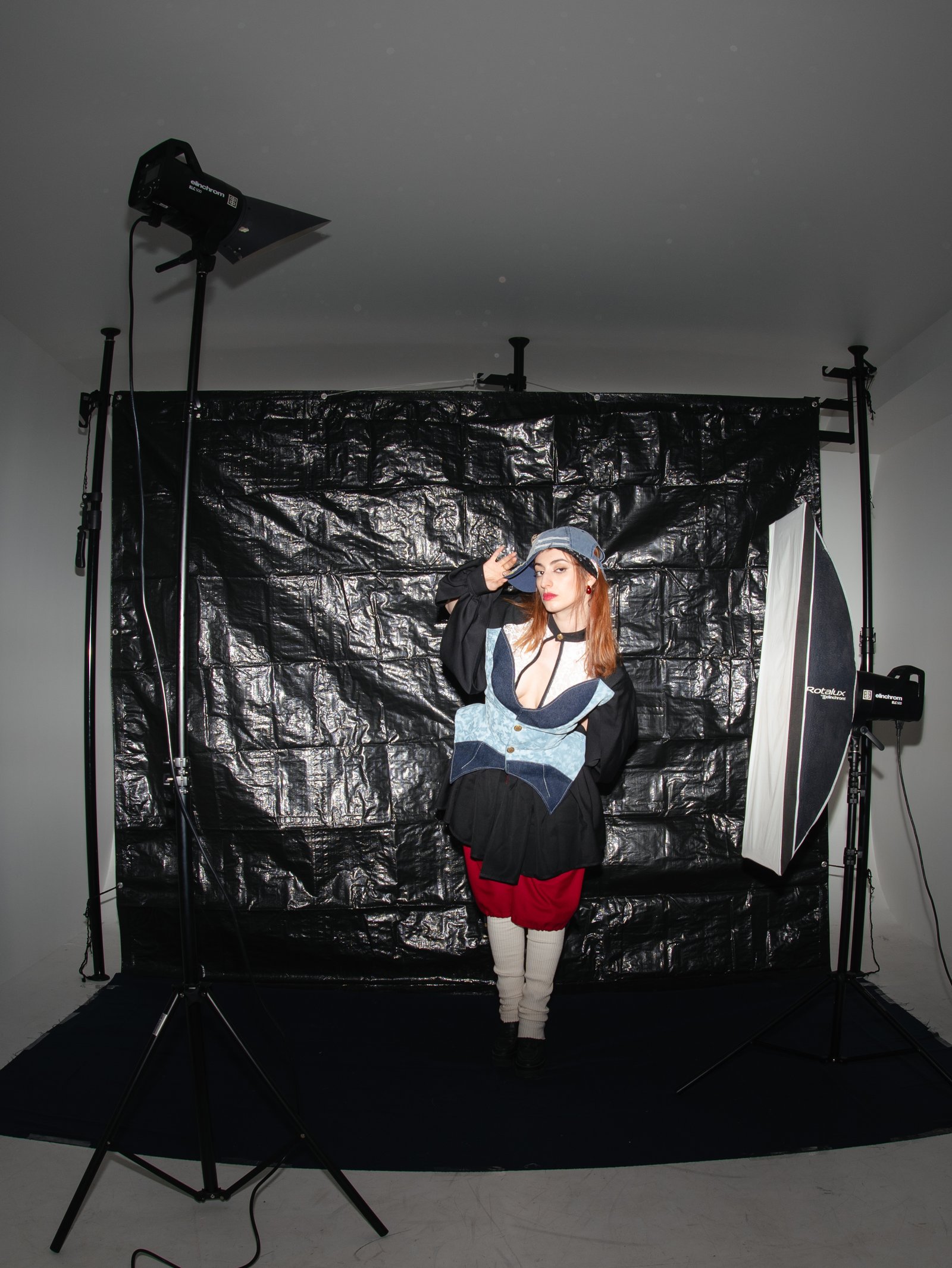Silhouette corset et casquette — studio